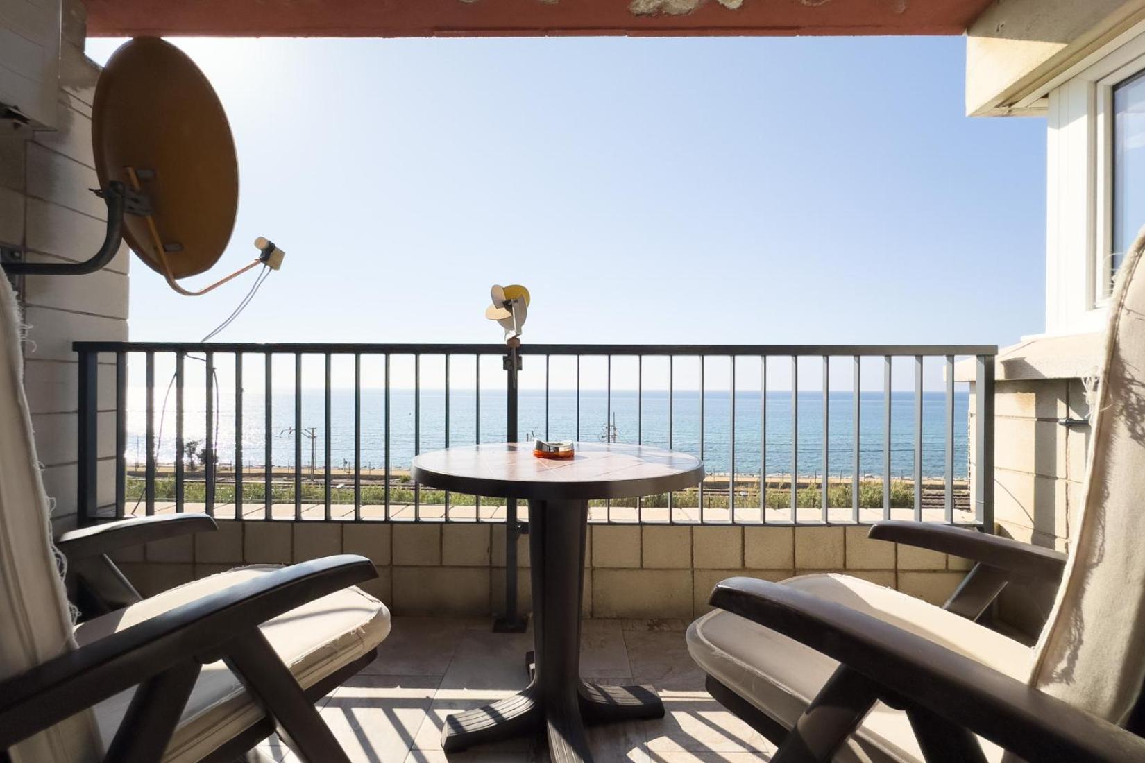 Impresionante Apartamento Delante Del Mar Vilassar De Mar Bagian luar foto